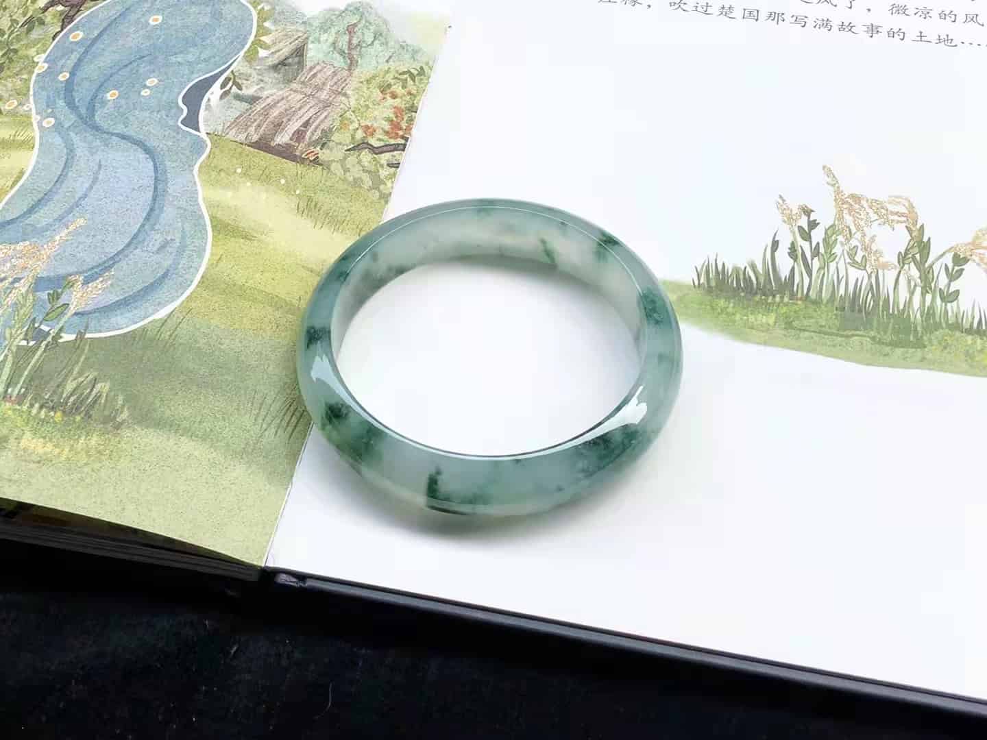 翡翠手镯怎么分辨真假？4招教你快速辨别真假翡翠手镯