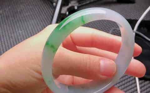 翡翠手镯的鉴别方法水泡