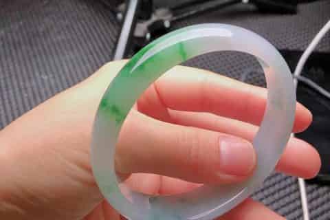 翡翠手镯的鉴别方法水泡