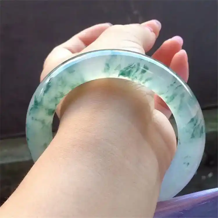 圆条手镯和正圈手镯哪个好看 翡翠手镯圆条