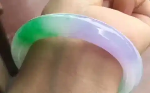 翡翠手镯圆条和正圈哪个更保值 翡翠玉镯分