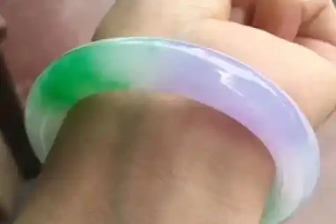 翡翠手镯圆条和正圈哪个更保值 翡翠玉镯分