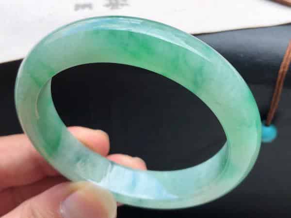翡翠玉镯分为哪几种类型 翡翠手镯的品类