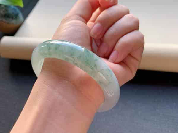 冰种飘花翡翠镯子大概什么价位