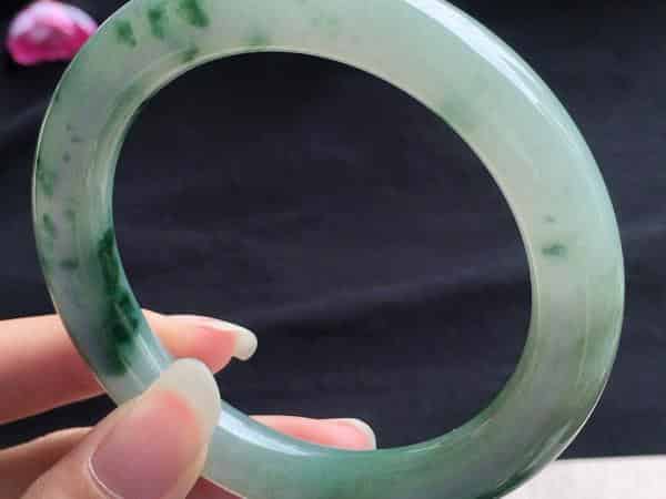 如何挑选好的飘蓝花翡翠手镯