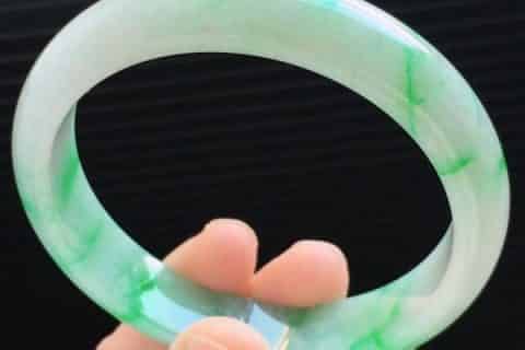 翡翠镯子的保养方法 怎样看真假翡翠手镯