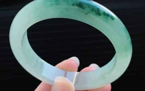怎样识别翡翠品质   怎样保养翡翠手镯