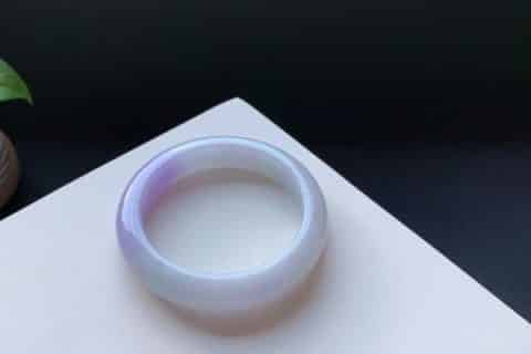 翡翠镯子可以回收吗  什么翡翠手镯比较好