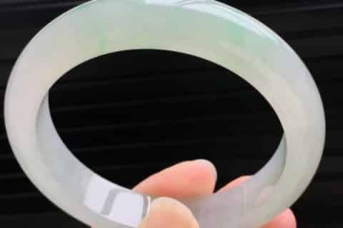 浅绿翡翠手镯一般价格