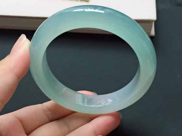 翡翠手镯有底色的好还是纯白的