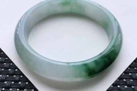 自己怎样鉴定翡翠手镯真假   冰飘蓝花手