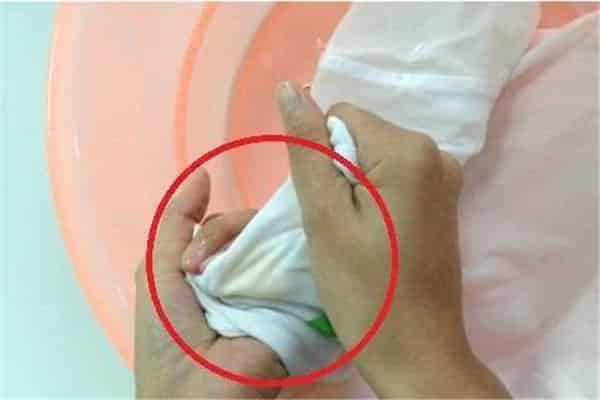 女人内裤发黄怎么洗掉
