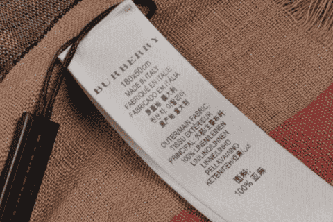 巴宝莉围巾标签有两种