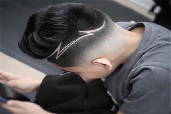 男生脸大头小适合什么发型