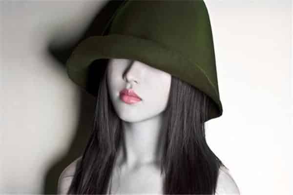 带帽子怎么扎头发