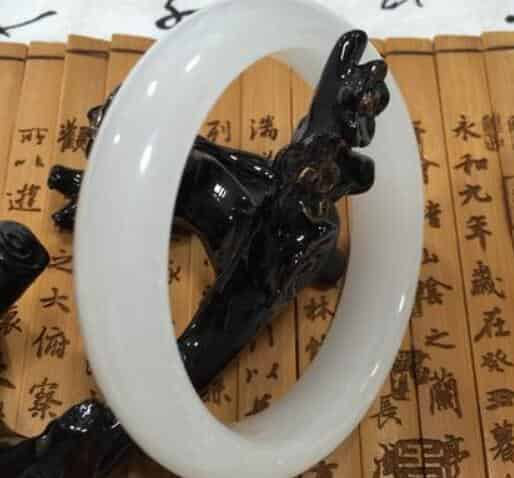 汉白玉手镯对人体有害吗