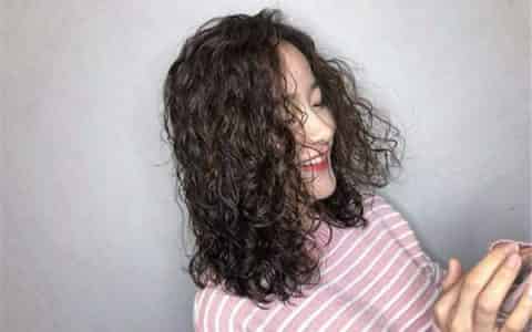 羊毛卷发型适合哪些人