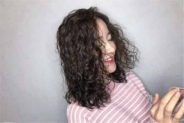羊毛卷发型适合哪些人