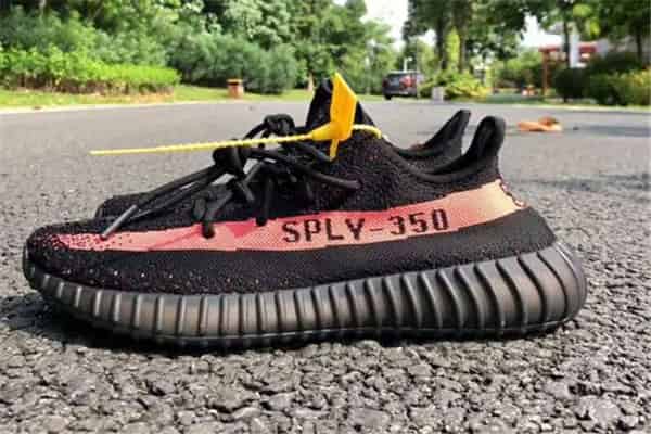 yeezy拼接鞋子会反光吗
