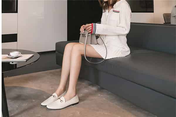 女士白皮鞋怎么搭配