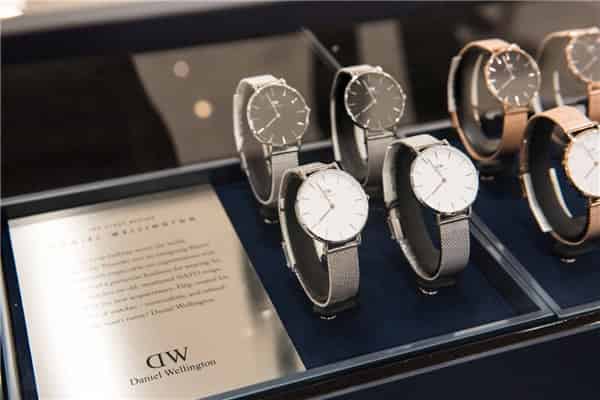 dw玫瑰金钢带手表真假