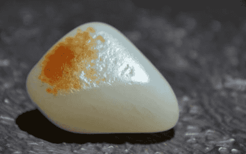 玉石料怎么磨表皮（玉石原石去皮打磨的方法）