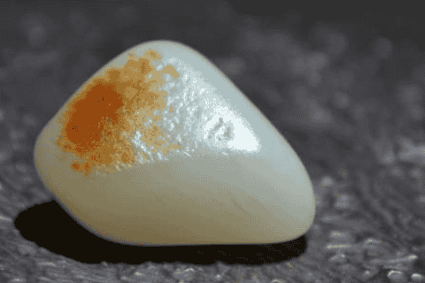 玉石料怎么磨表皮（玉石原石去皮打磨的方法）