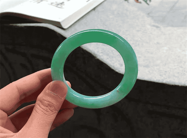 翡翠手镯怎样选圈口_怎样掌握手腕尺度