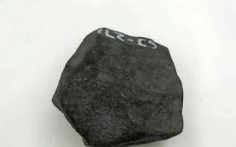 莫基湾翡翠原石出什么皮壳,莫基湾翡翠原石出什么皮壳?