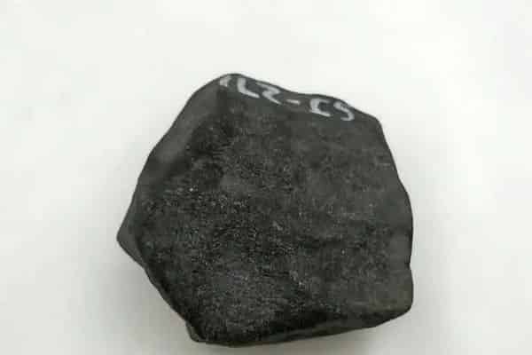 莫基湾翡翠原石出什么皮壳,莫基湾翡翠原石出什么皮壳?