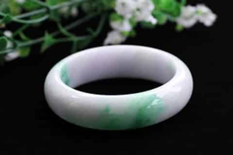 糯种翡翠手镯值钱吗, 糯种翡翠有什么特点?