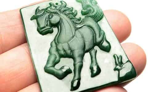 翡翠的好坏如何鉴别  翡翠的价格是多少
