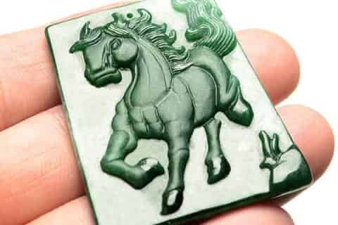 翡翠的好坏如何鉴别  翡翠的价格是多少