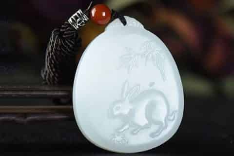白色翡翠手镯多少钱, 纯白色的翡翠值钱吗?