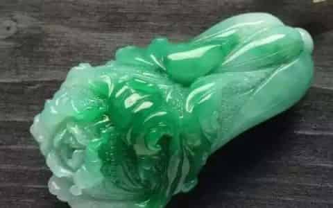 女人戴翡翠白菜吊坠好吗,女人戴翡翠白菜吊坠好吗?