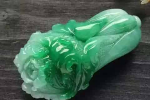 女人戴翡翠白菜吊坠好吗,女人戴翡翠白菜吊坠好吗?