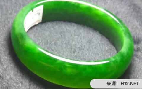 翡翠菠菜绿是暗绿吗,    翡翠菠菜绿属于什么等级?
