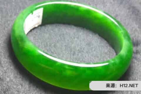 翡翠菠菜绿是暗绿吗,    翡翠菠菜绿属于什么等级?