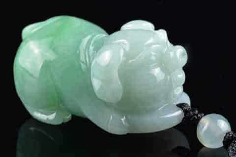 翡翠有裂纹就不值钱了嘛  翡翠有裂纹还值钱吗
