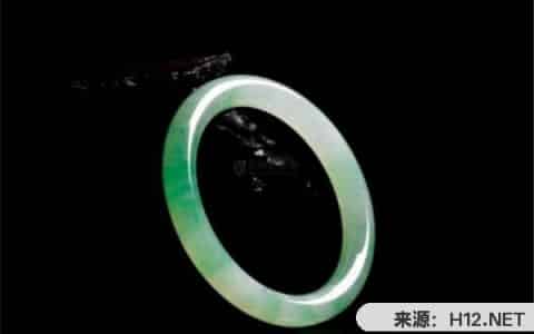 多少钱的翡翠手镯有收藏价值, 有收藏价值的翡翠手镯是什么样?